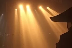 末班渡轮剧照：夜色中靠岸的渡轮与码头灯